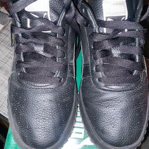 Puma women’s Black Sneakers